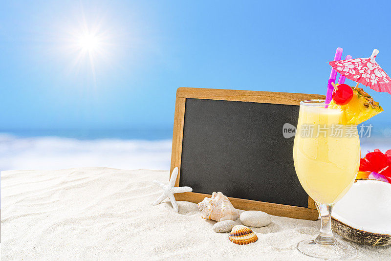 沙滩上的空白黑板和Piña Colada玻璃